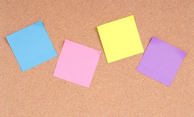 ilan panosu üzerinde yapışkan notlar