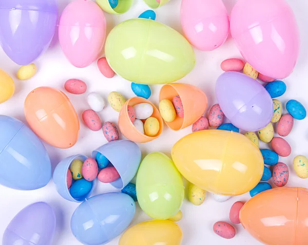 Ovos de páscoa de plástico e doces — Fotografia de Stock