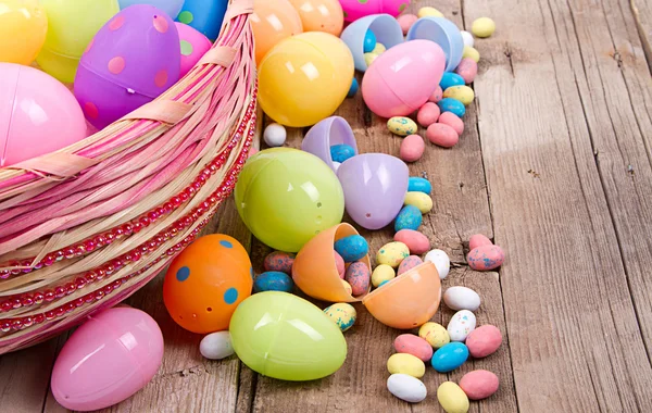 Пластиковые пасхальные яйца и конфеты — стоковое фото