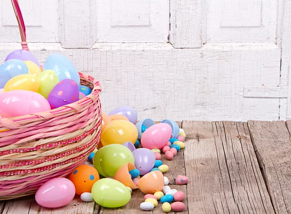 Oeufs de Pâques en plastique et bonbons — Photo