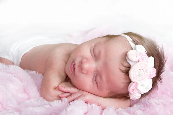 Новонародженого немовляти спить — стокове фото