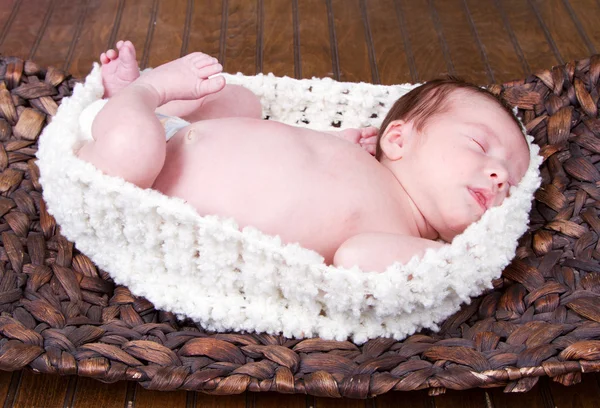 Baby liegt in einem Korb — Stockfoto