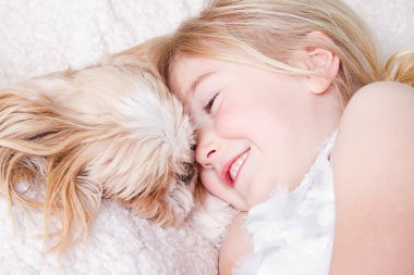 Shih tzu köpek ile döşeme kız