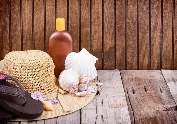 Sun hat and sun lotion — Stock Photo, Image