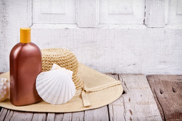 Sun hat and sun lotion — Stock Photo, Image