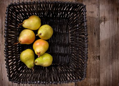 siyah bir sepet armut