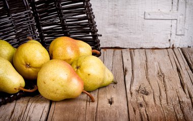 siyah bir sepet armut