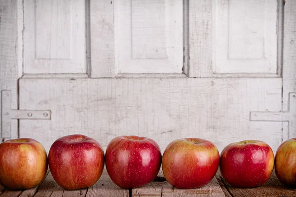 Яблука в ряд — стокове фото
