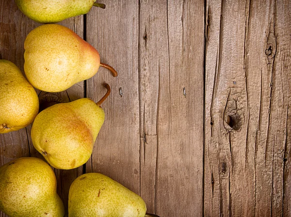 Grupp av päron på trä — Stockfoto