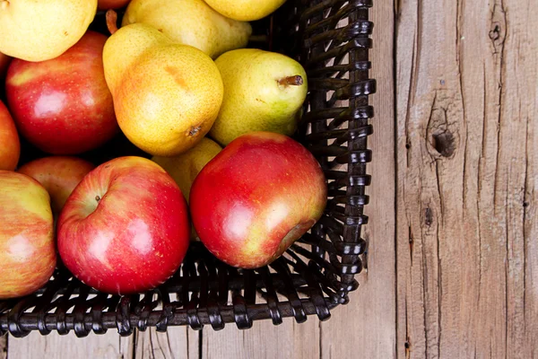 Apples and pears in a basket — Stock Photo, Image