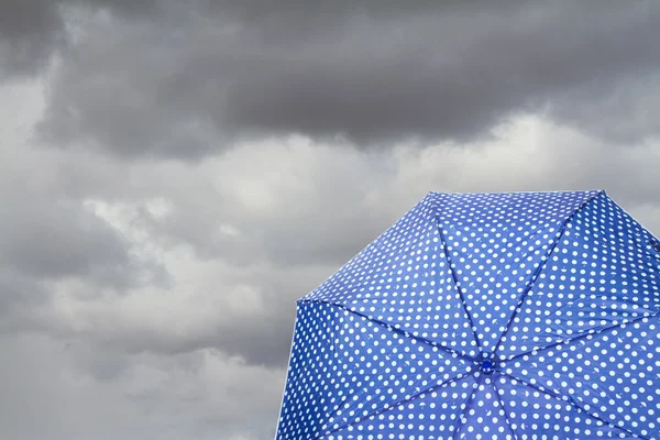 Guarda-chuva com fundo nublado — Fotografia de Stock