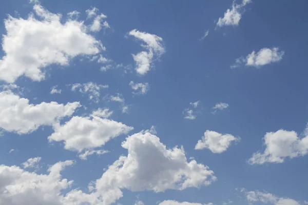 Nuvole morbide sul cielo blu — Foto Stock