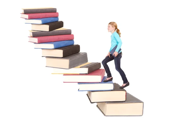 Kind erklimmt Büchertreppe — Stockfoto