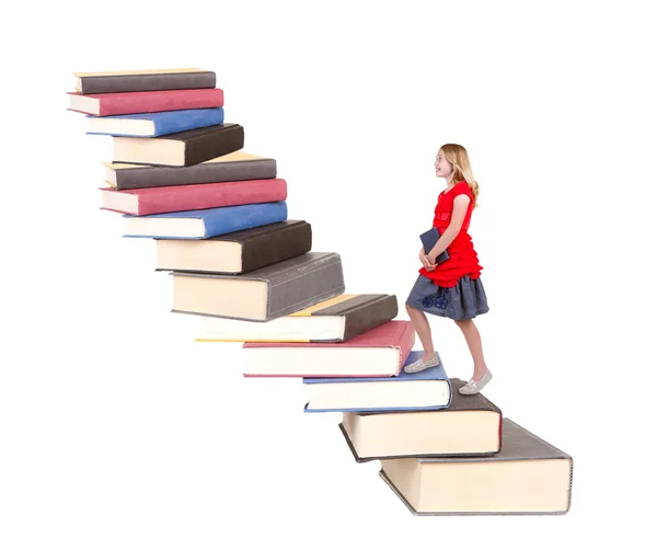 Tiener klimmen een trap van boeken — Stockfoto