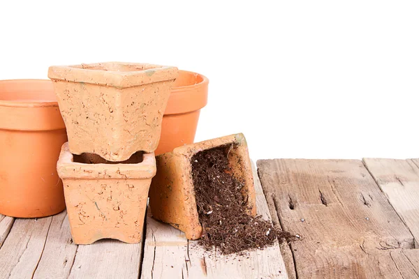 Terracota ou barro vasos de jardinagem com sujeira derramamento — Fotografia de Stock