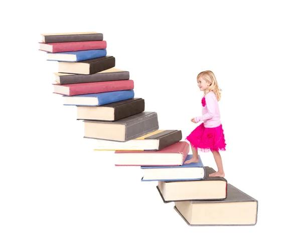 Kind erklimmt Büchertreppe — Stockfoto