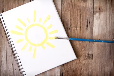 defter üzerinde güneş boyama