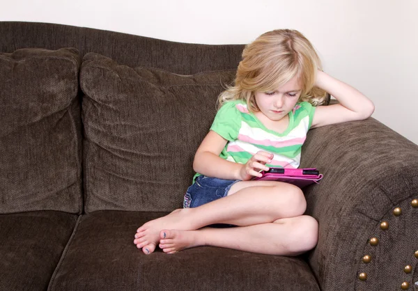 Barn eller förskolebarn med en tablett — Stockfoto