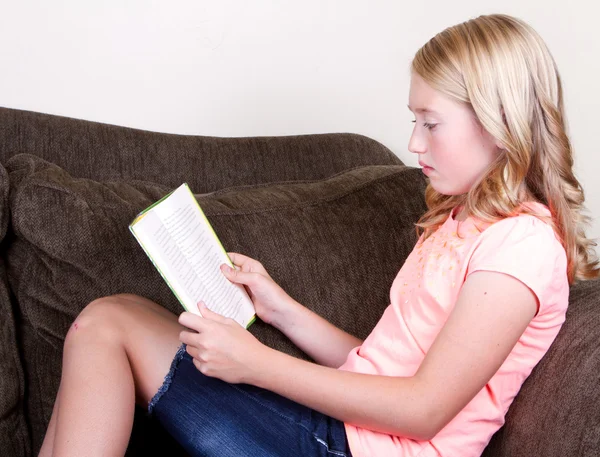 Adolescente leyendo un libro —  Fotos de Stock