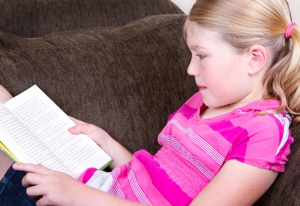 Kind dat een boek leest — Stockfoto