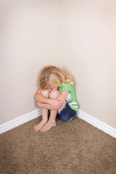 Barn som sitter i hörnet — Stockfoto