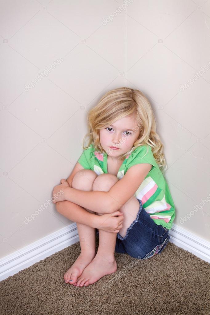 Kind zitten in hoek — Stockfoto © sjhuls 28249291