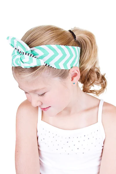 Jovem menina vestindo vintage headband — Fotografia de Stock