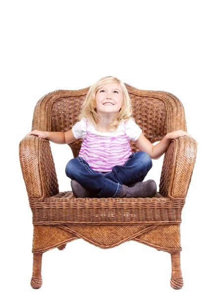 Niña sentada en una silla — Foto de Stock