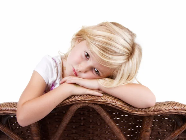 Smutná dívka sedící v křesle — Stock fotografie