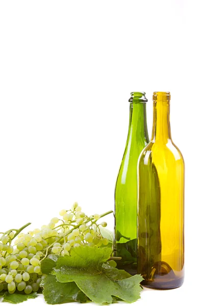 Grapes and bottles on white — Stock Photo, Image