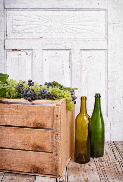 Winogrona na drewnianej skrzyni — Zdjęcie stockowe