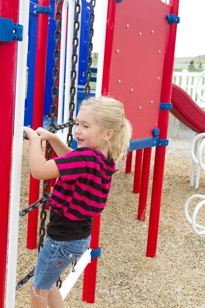 Bambino al parco giochi — Foto Stock