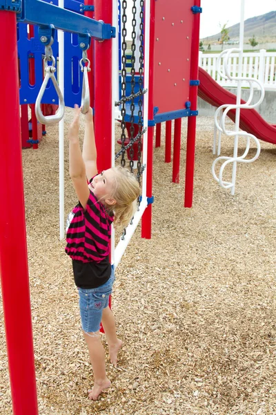 Bambino al parco giochi — Foto Stock