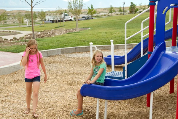 Bambino che gioca al parco giochi — Foto Stock