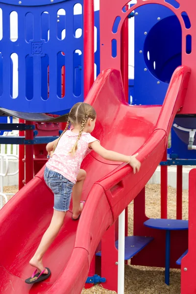 Niño en el parque infantil — Foto de Stock