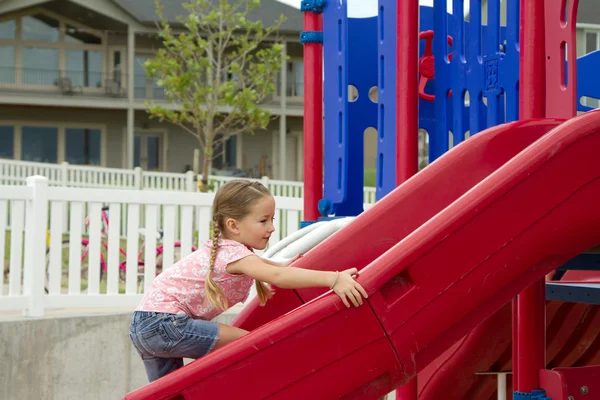 Bambino al parco giochi — Foto Stock