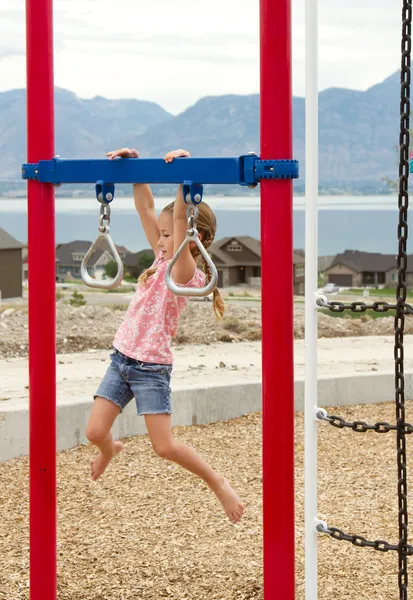 Niño en el parque infantil — Foto de Stock