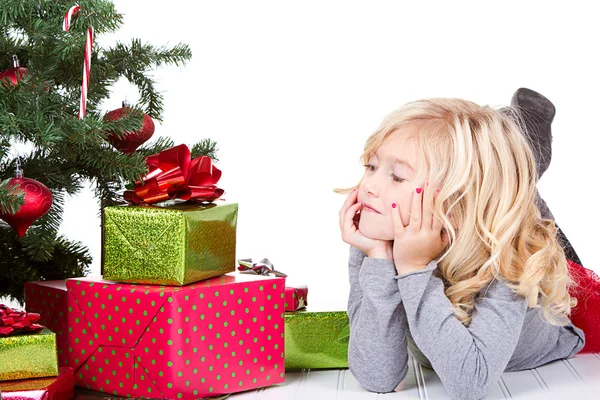 Enfant à côté d'un arbre de Noël — Photo