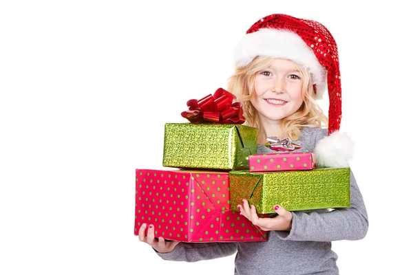 Kind hält einen Stapel Weihnachtsgeschenke in der Hand — Stockfoto