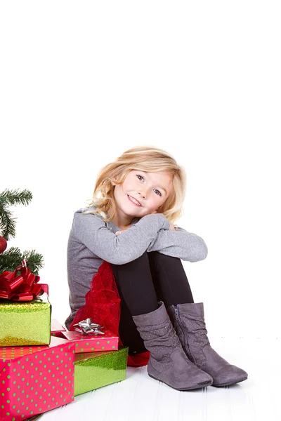 Enfant assis à côté d'un arbre de Noël — Photo