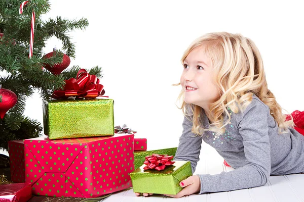Criança ao lado de uma árvore de Natal — Fotografia de Stock
