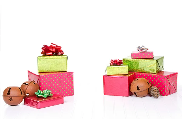 Presentes de Natal empilhados — Fotografia de Stock