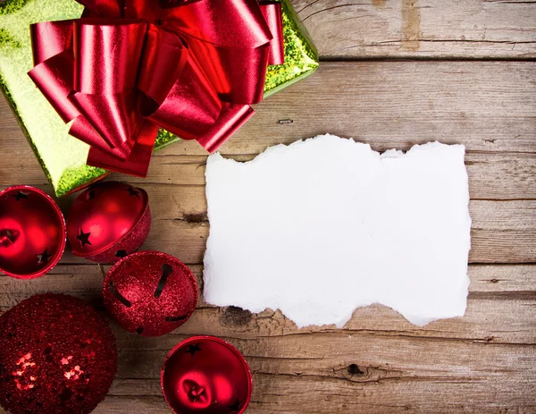 Papel rasgado branco sobre fundo de madeira ornamentos de Natal — Fotografia de Stock