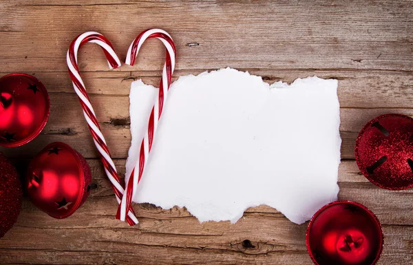 Papel rasgado branco em fundo de madeira rústica enfeites de Natal — Fotografia de Stock