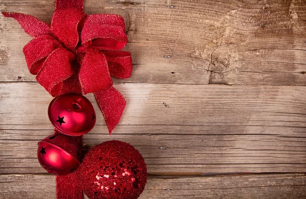 Cinta de Navidad y adornos sobre fondo de madera — Foto de Stock