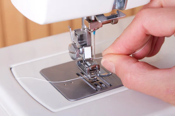 Threading a sewing machine — Stock Photo, Image