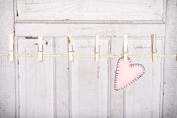 Corazón en una línea de ropa — Foto de Stock