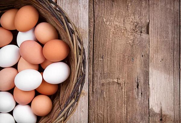 Huevos marrones en una cesta — Foto de Stock