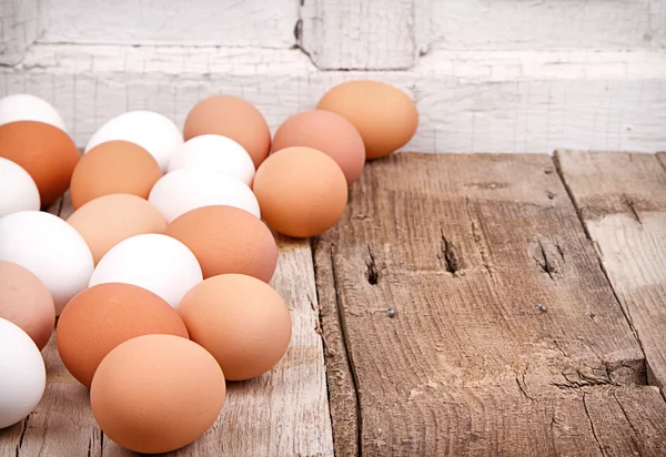 Ovos em uma prancha de madeira — Fotografia de Stock
