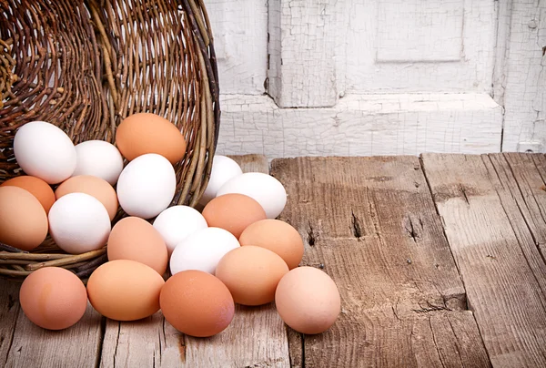 Huevos derramados de una cesta — Foto de Stock